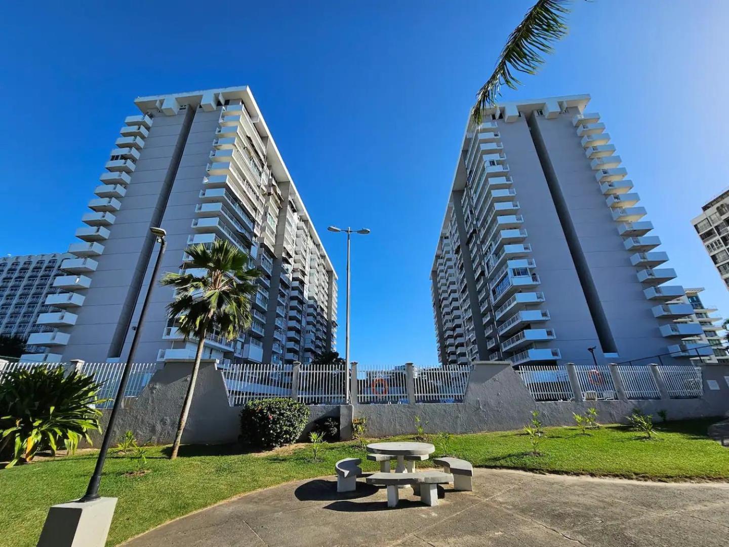 Steps From Foxwoods- Beachfront Retreat With Pools サンジョアン エクステリア 写真